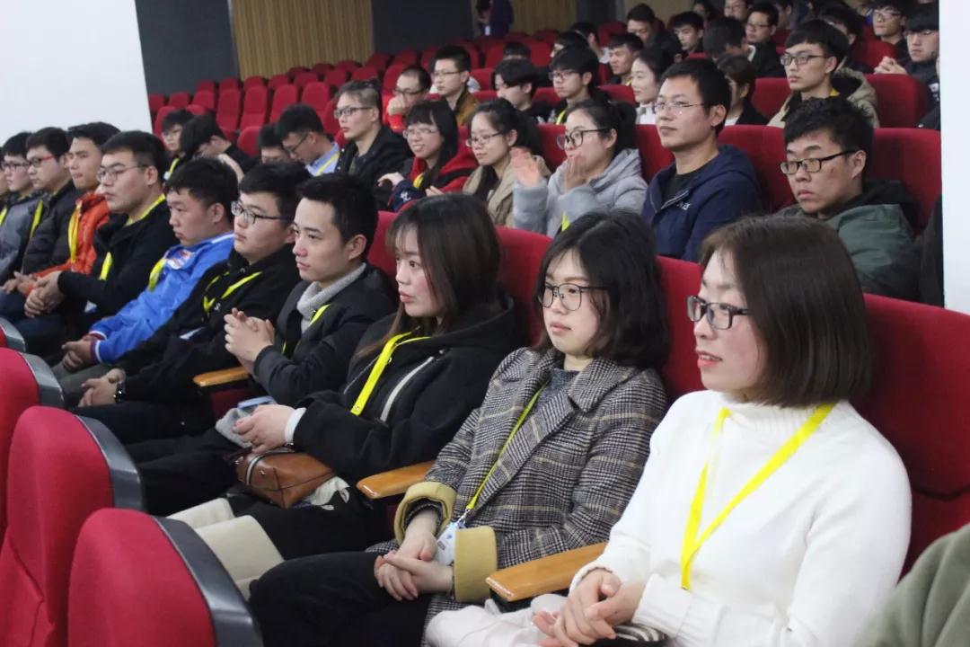 鄭州科技學(xué)院泛IT學(xué)院VR全體學(xué)員組團(tuán)觀看云和VR產(chǎn)品發(fā)布會(huì)