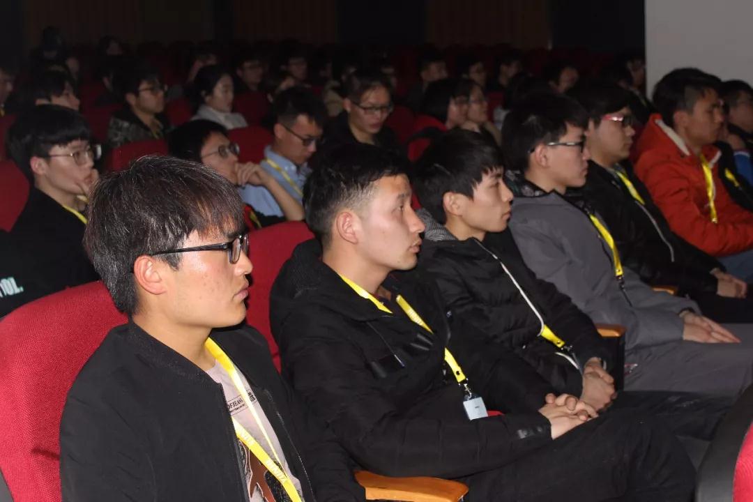 鄭州科技學(xué)院泛IT學(xué)院VR全體學(xué)員組團(tuán)觀看云和VR產(chǎn)品發(fā)布會(huì)